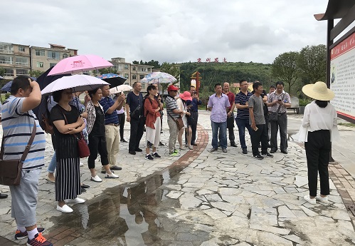 圖3 學(xué)習(xí)文明鄉(xiāng)風(fēng) 圖3 學(xué)習(xí)文明鄉(xiāng)風(fēng)